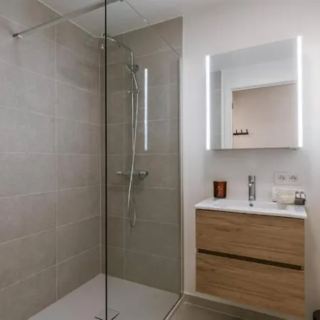 Apartment Nora - Elegant Seaview Escape With Balcony