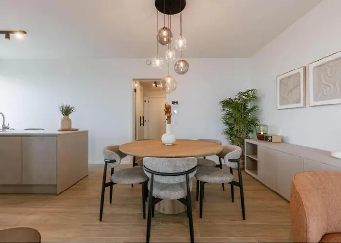 Nora - Elegant Seaview Escape With Balcony דירה