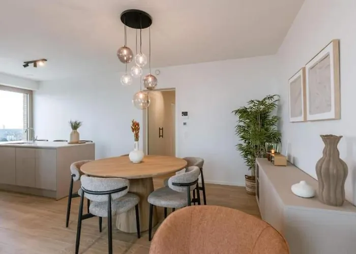 Nora - Elegant Seaview Escape With Balcony