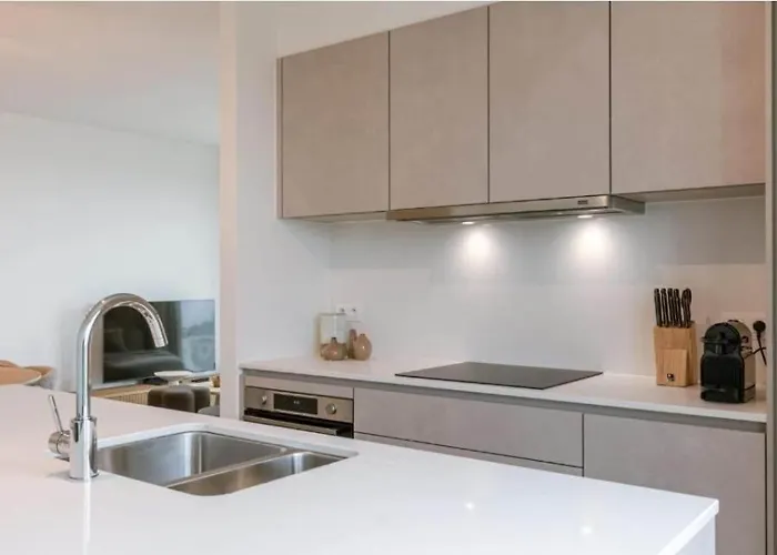 Nora - Elegant Seaview Escape With Balcony דירה