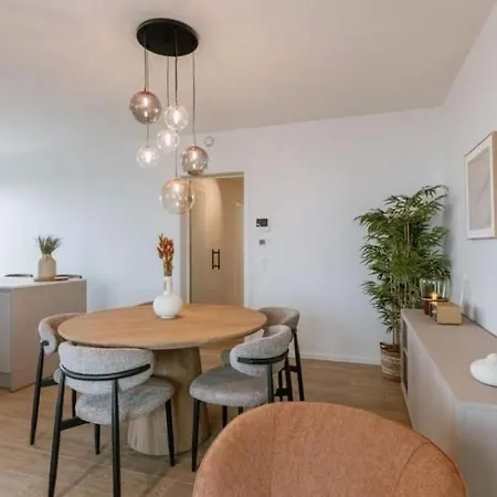 Nora - Elegant Seaview Escape With Balcony