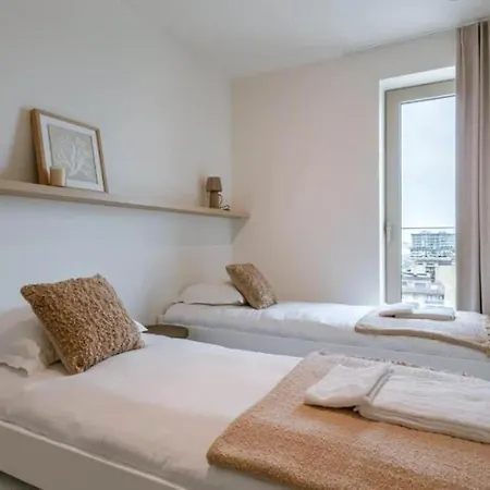 Lägenhet Nora - Elegant Seaview Escape With Balcony *