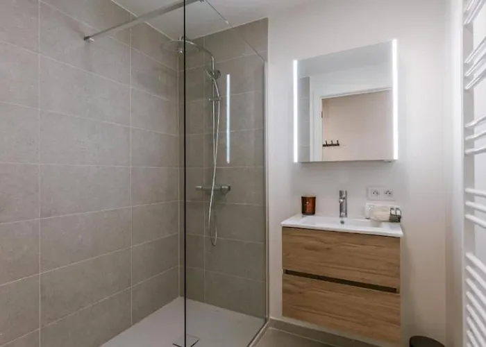 Apartment Nora - Elegant Seaview Escape With Balcony