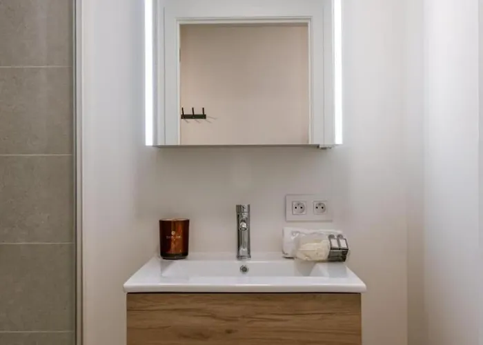 Apartment Nora - Elegant Seaview Escape With Balcony